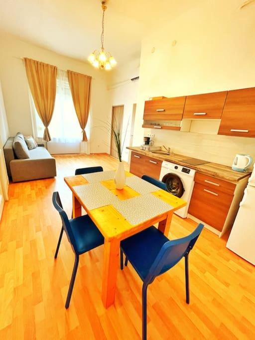 Central Spacious Flat Budapest Bagian luar foto