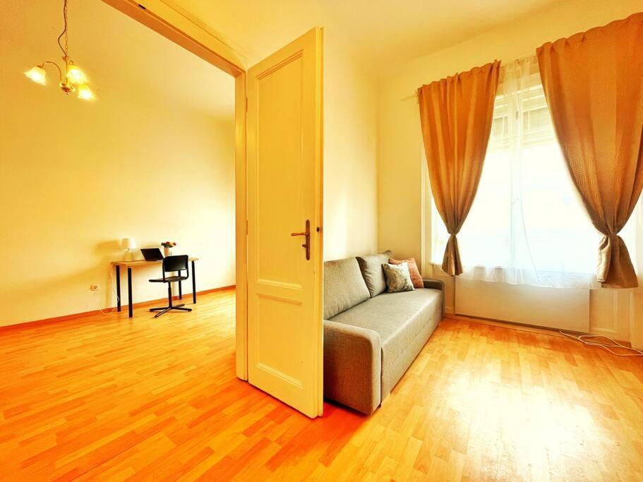 Central Spacious Flat Budapest Bagian luar foto